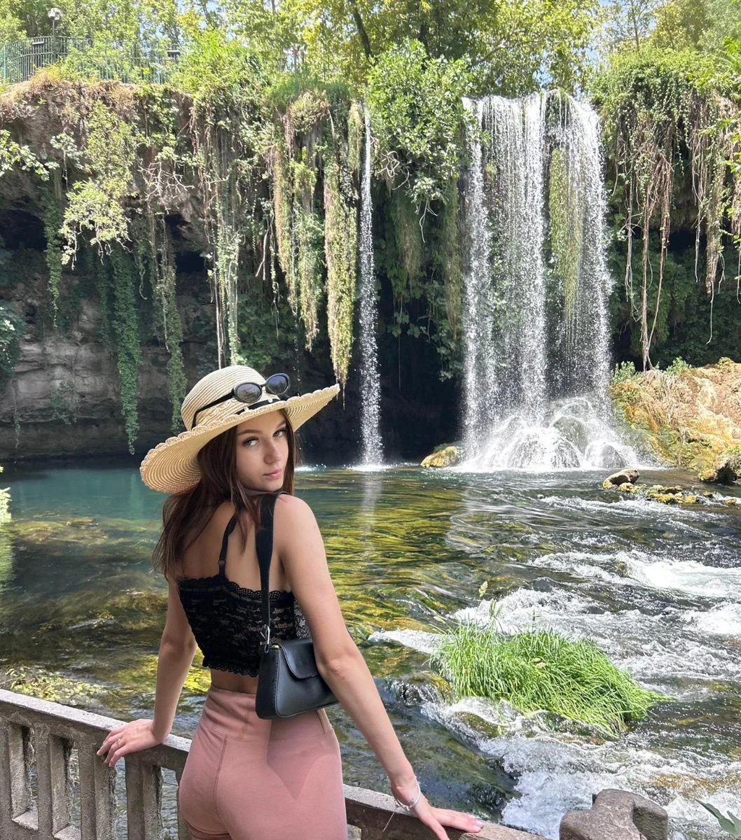 Darsy escort in London